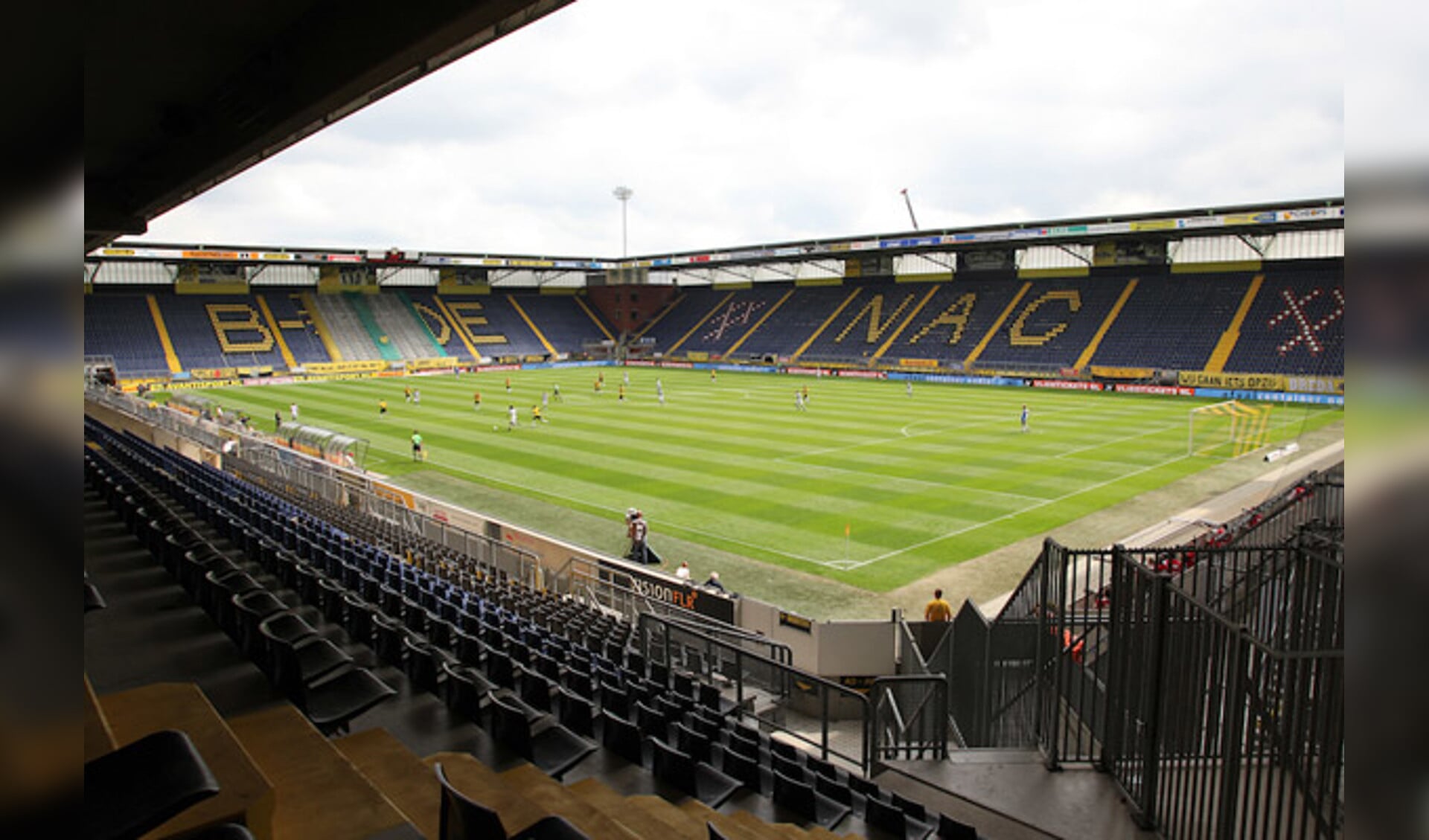 NAC speelde zondag tegen Heracles, Zonder publiek, dat stond naast het stadion. foto Peter Visser